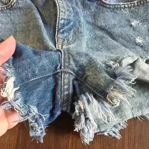 Arizona Jean Juniors Denim Distressed Shorts. Size 5 - Picture 3 of 5